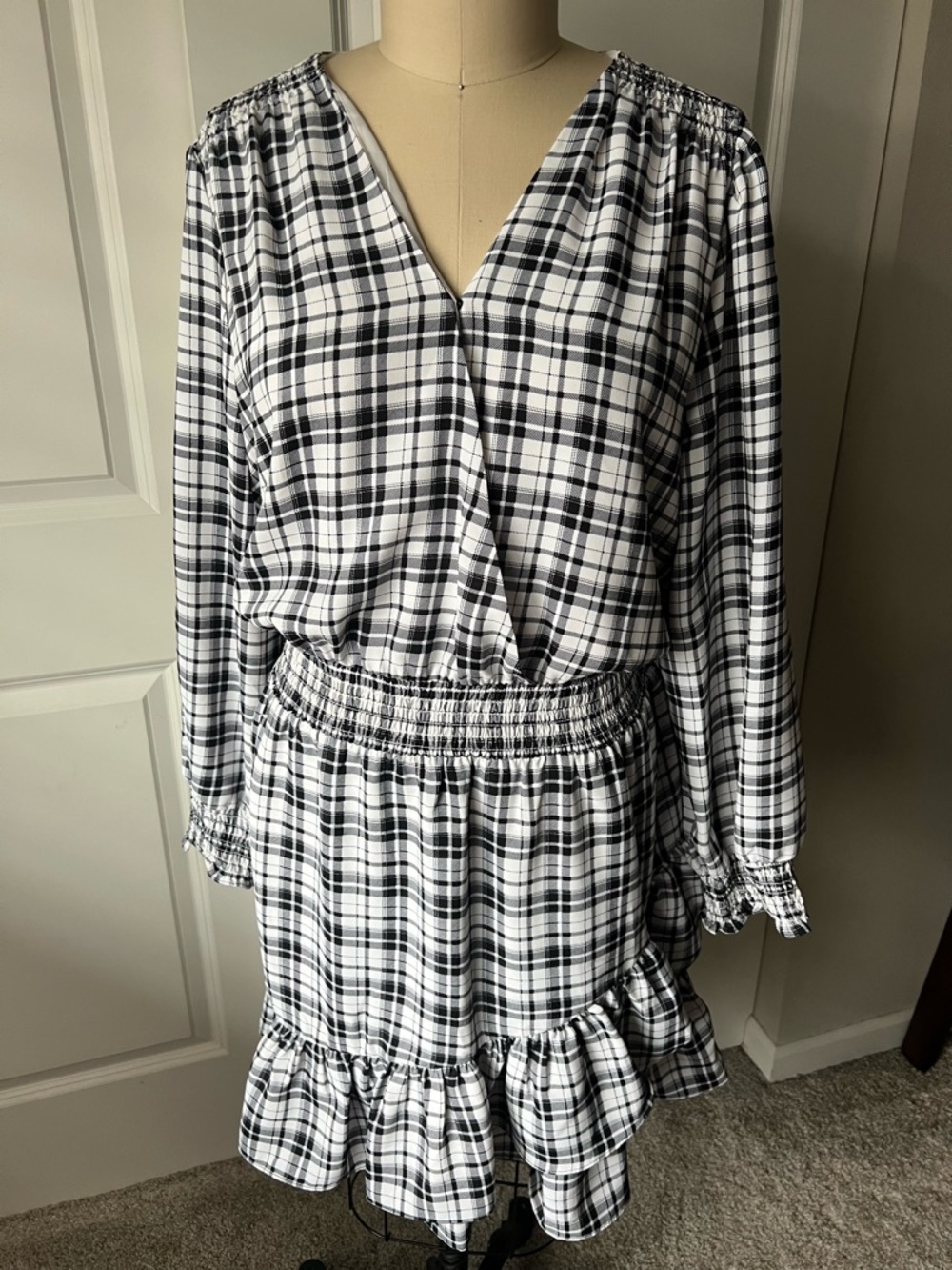 NWOT Vince Camuto Black and‎ White Plaid Long-Sleeve Dress